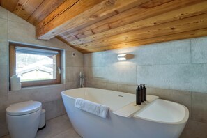 Douche, sèche-cheveux, serviettes fournies