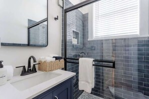 Shower, hair dryer, towels - Chic Studio Apartment on Oglethorpe Square (Savannah)