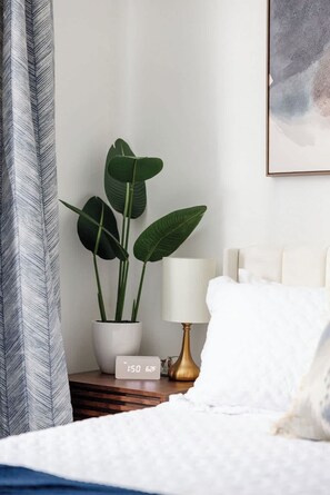 Iron/ironing board, travel cot, WiFi, bed sheets - Chic Studio Apartment on Oglethorpe Square (Savannah)
