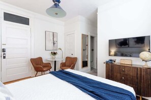 Een strijkplank/strijkijzer, reisbedje, wifi, beddengoed