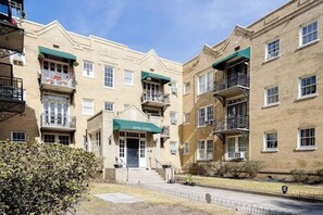 Exterior - Chic Studio Apartment on Oglethorpe Square (Savannah)