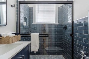 Een douche, een haardroger, handdoeken