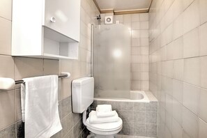 Sèche-cheveux, bidet, serviettes fournies