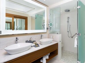 Douche, sèche-cheveux, bidet, serviettes fournies