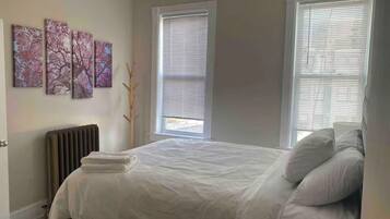 Een strijkplank/strijkijzer, wifi, beddengoed