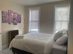 Een strijkplank/strijkijzer, wifi, beddengoed