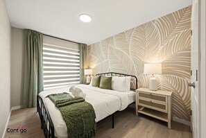 Een bureau, een strijkplank/strijkijzer, reisbedje, wifi