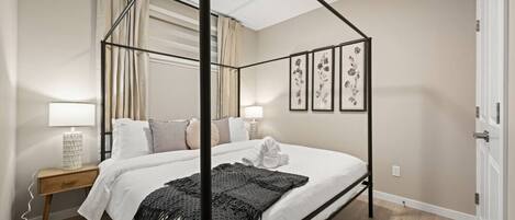 Escritorio, tabla de planchar con plancha, cuna de viaje y wifi