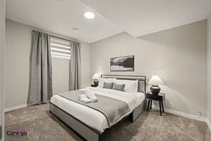 Room - Driftwood Hideaway | Near WEM & Airport | FastWiFi (Edmonton)