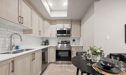 Driftwood Hideaway | Near WEM & Airport | FastWiFi