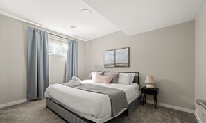 1 Schlafzimmer, Schreibtisch, Bügeleisen/Bügelbrett, Reisekinderbett