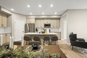 Fridge, microwave, oven, stovetop - The Breeze | Sleeps 8 | Near WEM | Garage | Yard (Edmonton)