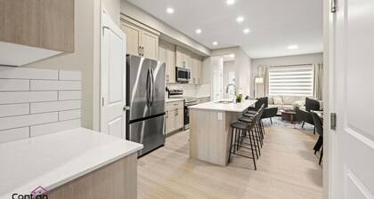 Coastal Escape | Sleeps 12 | Near WEM | King Beds!