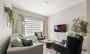TV, pebolim, escritórios