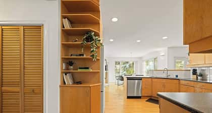 Campus Karaoke House | Near University | Sleeps 12