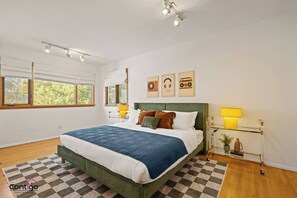 Escritorio, tabla de planchar con plancha, cuna de viaje y wifi 