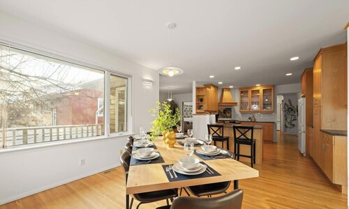 Campus Karaoke House | Near University | Sleeps 12