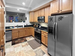 Microwave, oven, stovetop, dishwasher - The Grand Red Quill. 3-bedroom house in Winter Park (Winter Park)