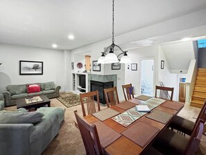 TV, fireplace - The Grand Red Quill. 3-bedroom house in Winter Park (Winter Park)
