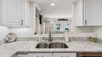 Frigorífico, microondas, horno y lavavajillas