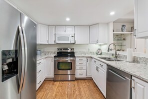 Geladeira, micro-ondas, fogão, lava-louças