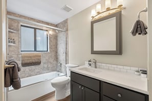 Shower, hair dryer, towels, soap - Comfy Clean Quiet 1 Level Centrally Located Home (Boise)