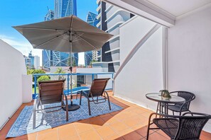 Outdoor dining - Beach Haven Sea Breeze Rooftop Terrace Dual Level (Surfers Paradise)
