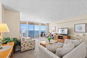 Living area - Carousel 2202 | Pools • Ice Rink • Arcade • Gym | (Ocean City)