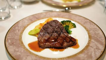 Ein Teller mit einem Steak, Gemüse und Soße.