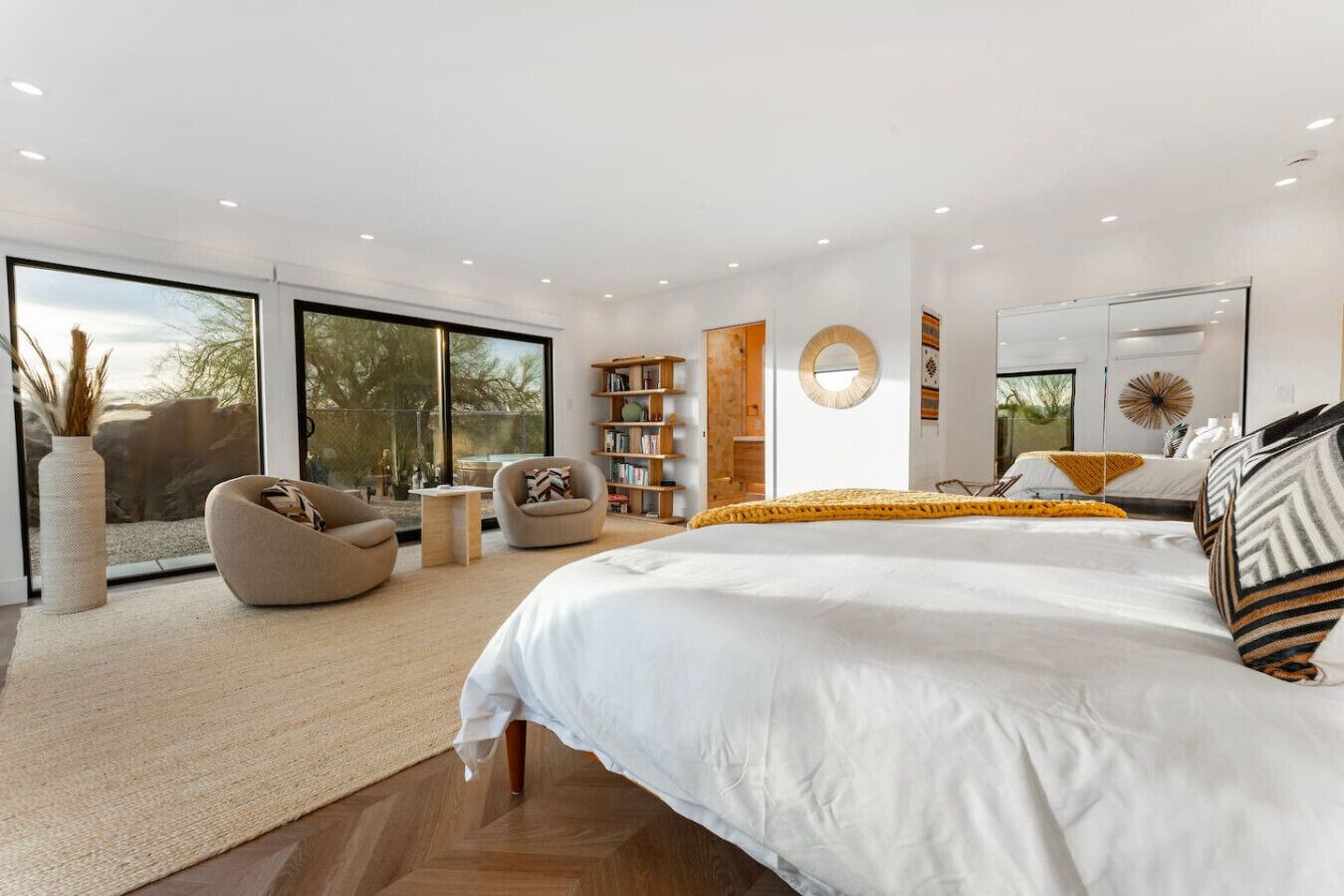 Skrivebord, strykejern/-brett, wi-fi (inkludert) og sengetøy