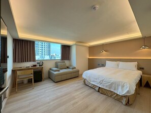 Desk, laptop workspace, free WiFi, bed sheets - Fooyee Hotel - tcstation (Taichung City)