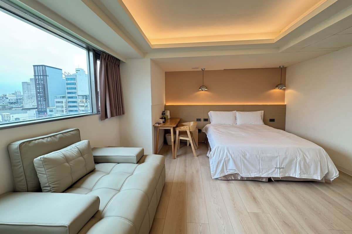 Escritorio, espacio para trabajar con laptop y wifi gratis