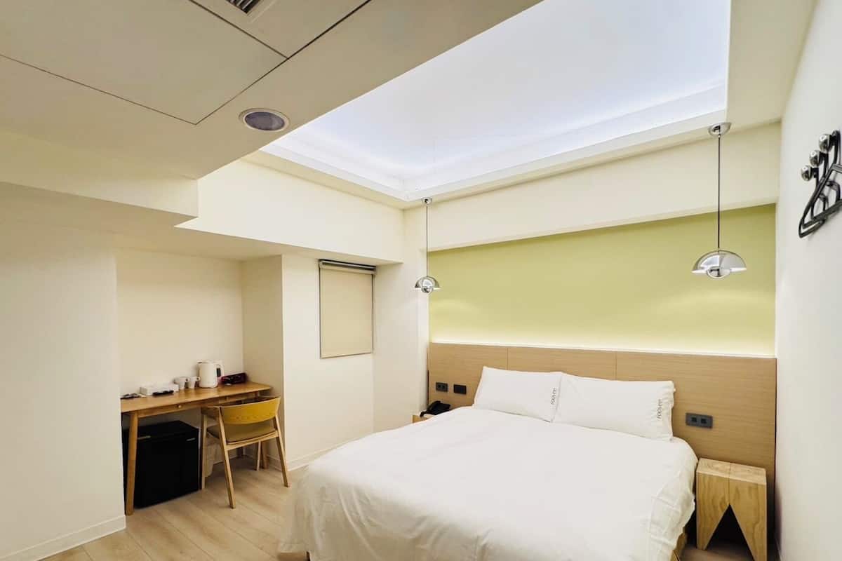 Escritorio, espacio para trabajar con laptop y wifi gratis