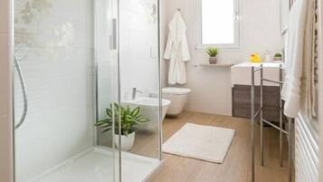 Doccia, asciugacapelli, bidet, asciugamani
