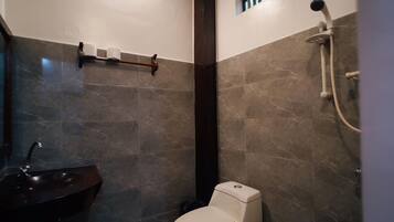 Vila luxo, sacada | Banheiro | Chuveiro, produtos de toalete grátis, toalhas de banho, papel higiênico