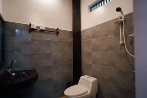 Vila luxo, sacada | Banheiro | Chuveiro, produtos de toalete grátis, toalhas de banho, papel higiênico