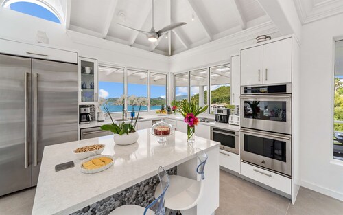 Modern Luxury Villa with Pool, Views, 4 bedrooms and bonus room