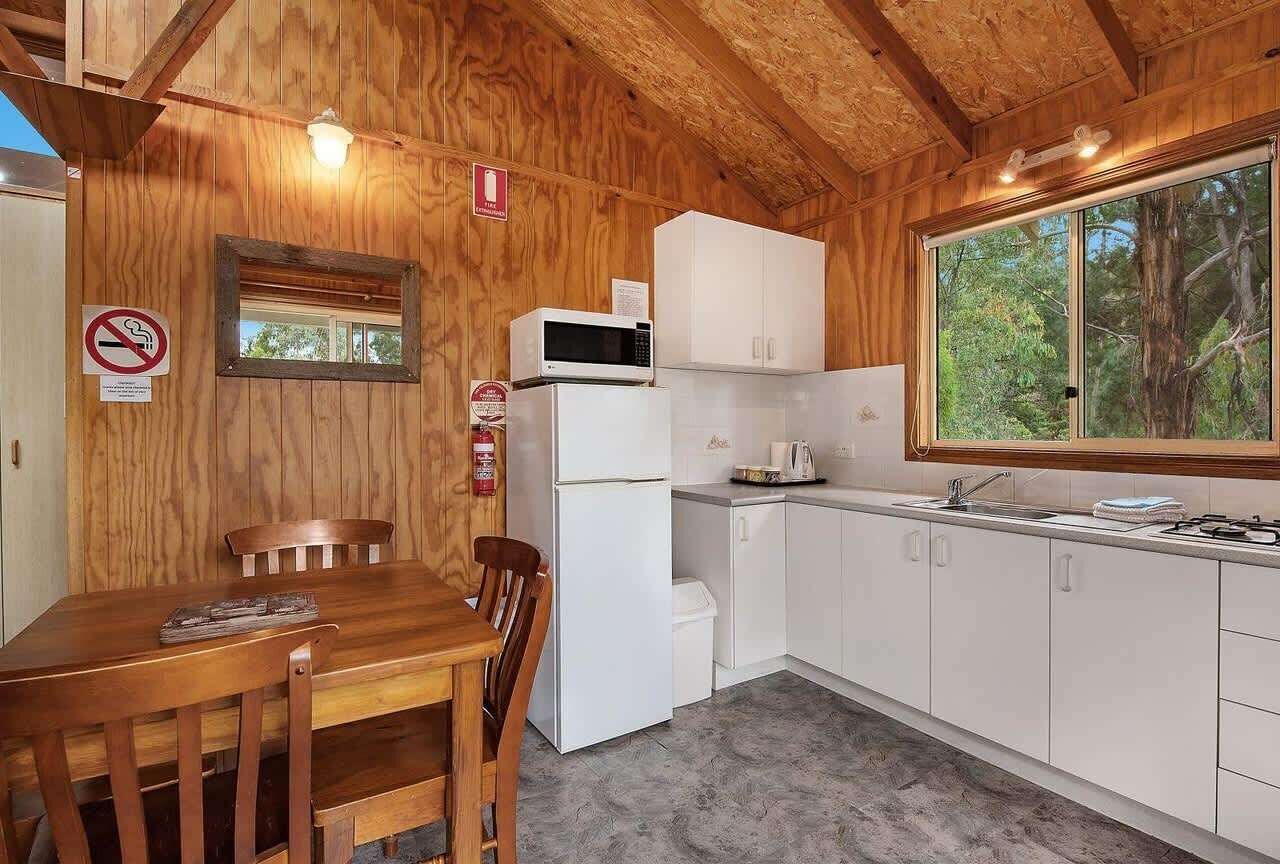 Jääkaappi, mikroaaltouuni, leivänpaahdin