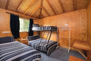 2 habitaciones, tabla de planchar con plancha y ropa de cama