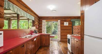Canobolas Mountain Four-Bedroom Log Cabin