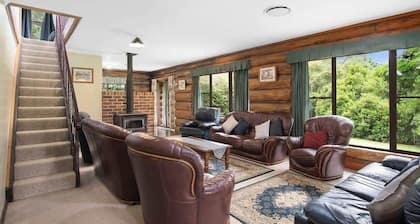 Canobolas Mountain Four-Bedroom Log Cabin