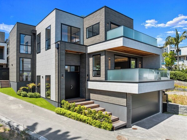 Exterior - Auckland Central Brand New House with Sea view (Orakei Auckland)