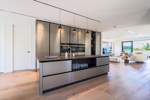 Fridge, microwave, oven, stovetop - Auckland Central Brand New House with Sea view (Orakei Auckland)