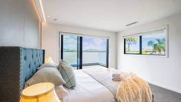 5 bedrooms, iron/ironing board, free WiFi, bed sheets