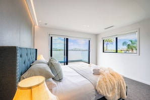 5 bedrooms, iron/ironing board, free WiFi, bed sheets - Auckland Central Brand New House with Sea view (Orakei Auckland)