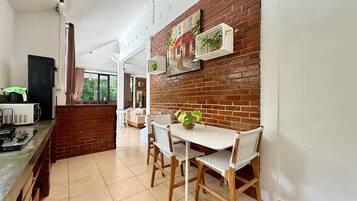 Familievilla, lanai, bassengutsikt | Eget kjøkken | Kjøleskap, mikrobølgeovn, kokeplater og kjøkkenutstyr