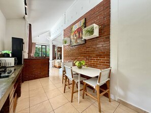 Vila Keluarga, beranda, pemandangan kolam renang | Dapur pribadi | Lemari es, microwave, kompor, dan peralatan masak/sendok-piring