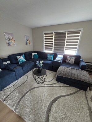 Living area - Central & Cozy 3BR Home 15 mins to Niagara Falls (St. Catharines)