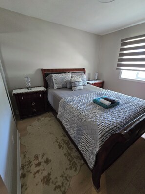 Iron/ironing board, WiFi, bed sheets - Central & Cozy 3BR Home 15 mins to Niagara Falls (St. Catharines)