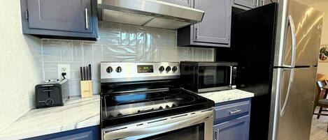 Kjøleskap, mikrobølgeovn, ovn og kokeplater